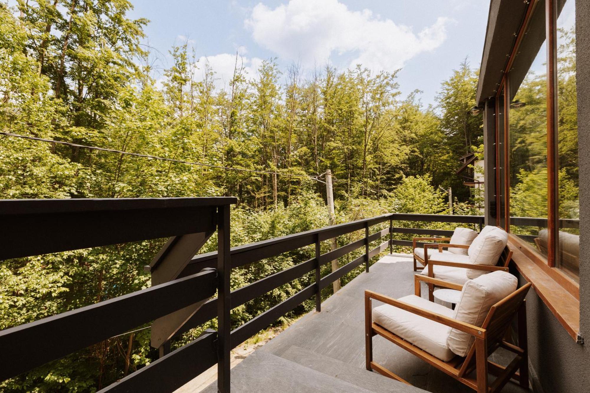 Forest Private With Balcony & Parking - Hublou 3 *